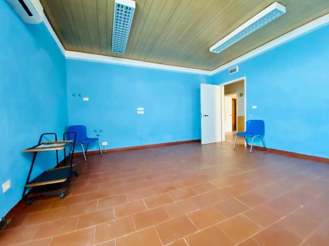 Locale Commerciale in affitto a Zone, Capannori