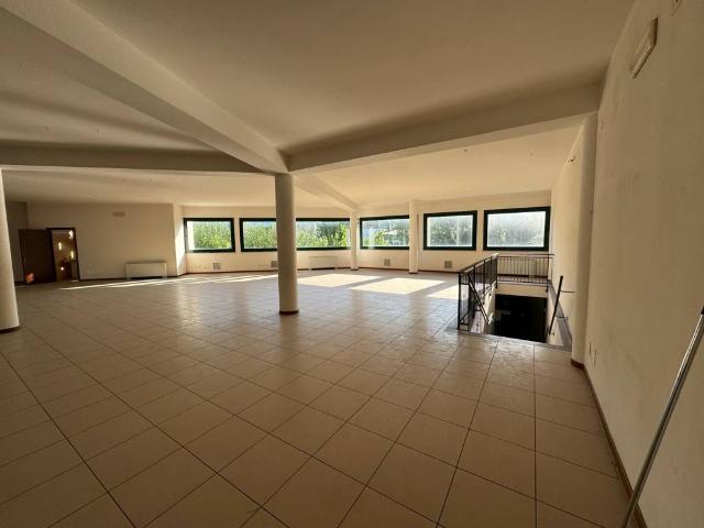 Locale Commerciale in affitto a Capannori, Lucca