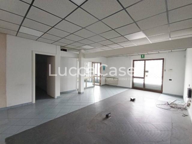 Locale Commerciale in affitto a Zone, Capannori