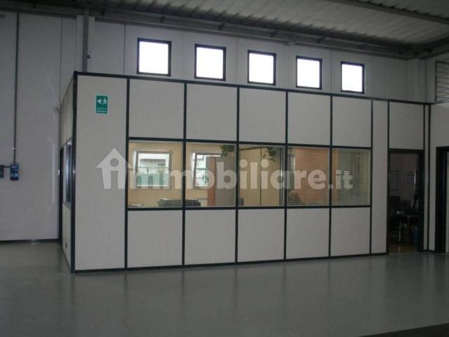 Locale Commerciale in affitto a Carraia, Capannori