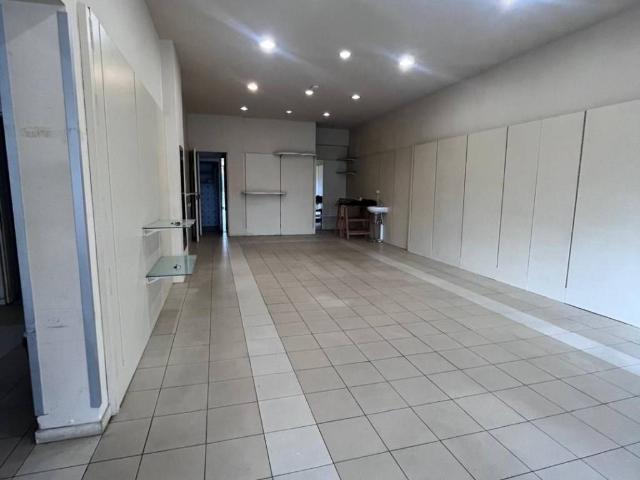 Locale Commerciale in affitto a Zone, Capannori