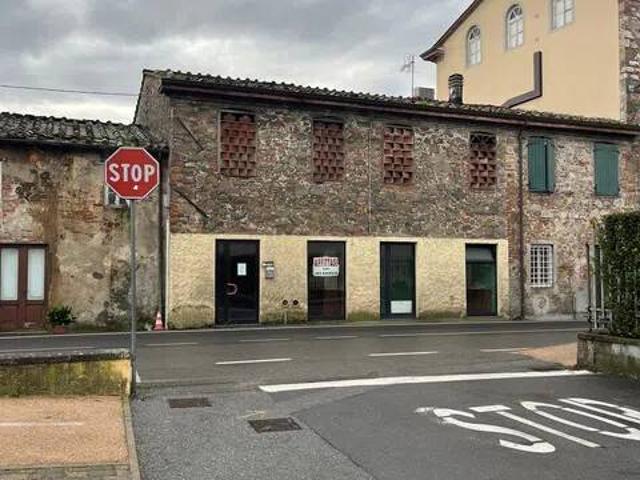 Locale Commerciale in affitto a Capannori, Toscana