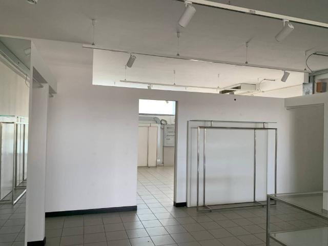 Locale Commerciale in affitto a Zone, Capannori