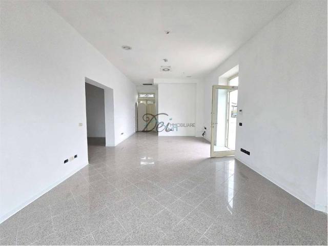 Locale Commerciale in affitto a Camigliano Santa Gemma, Capannori