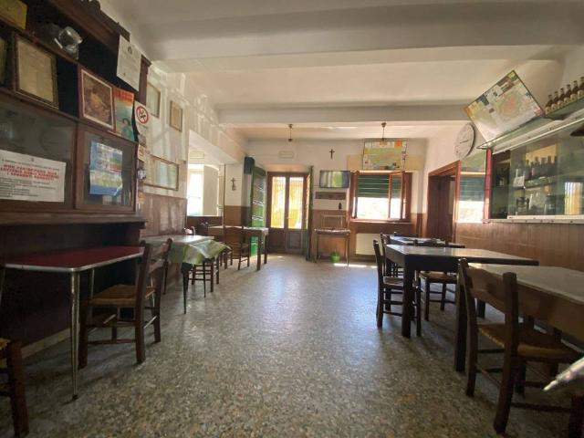 Locale Commerciale in affitto a Capannori, Lucca