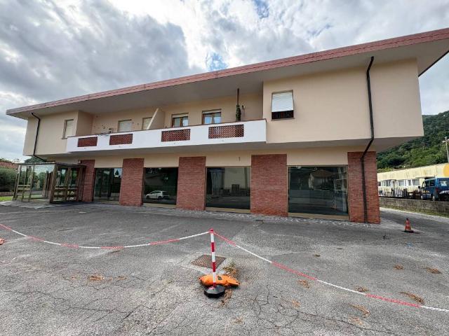 Locale Commerciale in affitto a Castelvecchio di Compito, Capannori