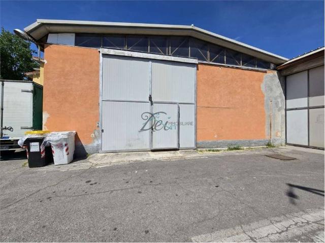 Locale Commerciale in affitto a Camigliano Santa Gemma, Capannori