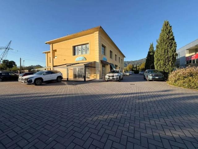 Locale Commerciale in affitto a Marlia, Capannori