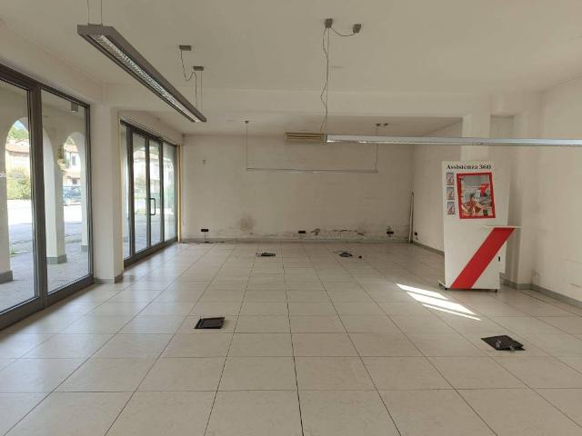 Locale Commerciale in affitto a Capannori, Lucca