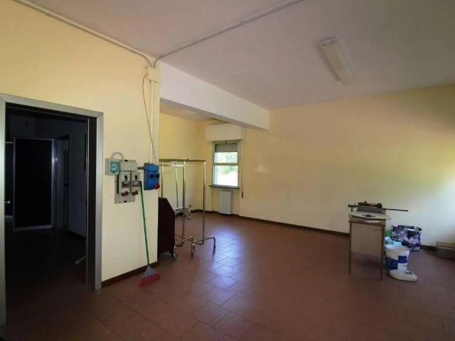 Locale Commerciale in affitto a Camigliano Santa Gemma, Capannori