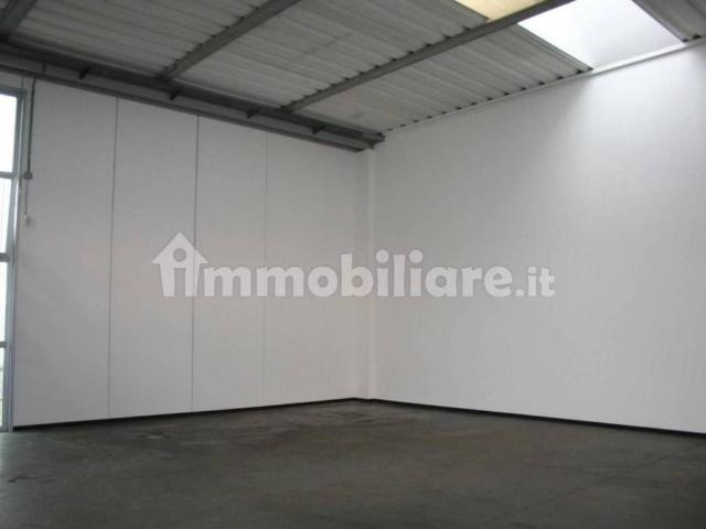 Locale Commerciale in affitto a Carraia, Capannori
