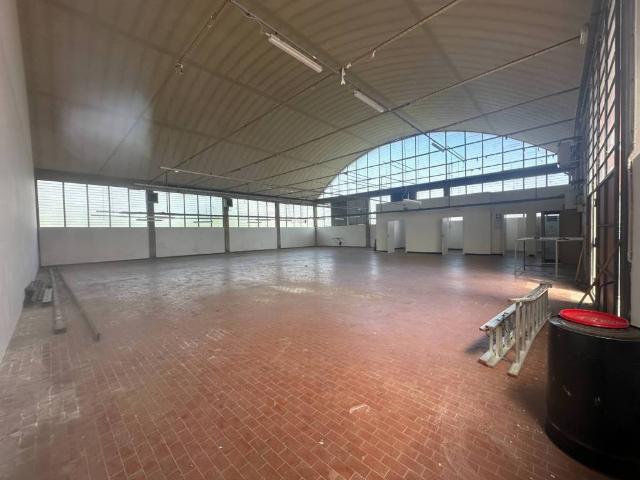 Locale Commerciale in affitto a Camigliano Santa Gemma, Capannori