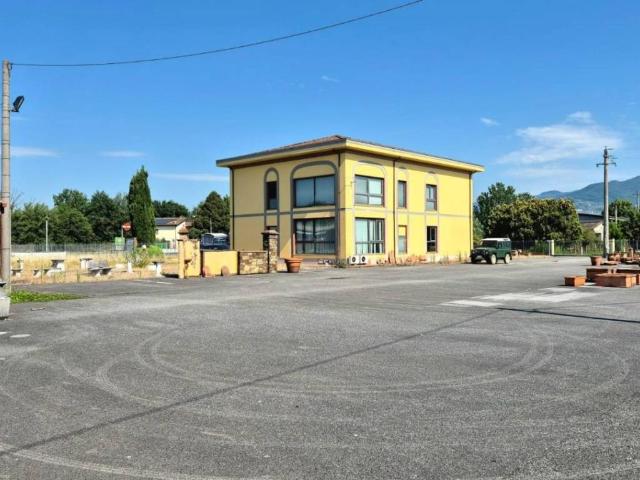 Locale Commerciale in affitto a Capannori, Toscana