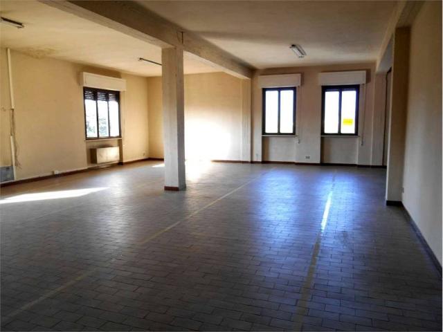 Locale Commerciale in affitto a Zone, Capannori