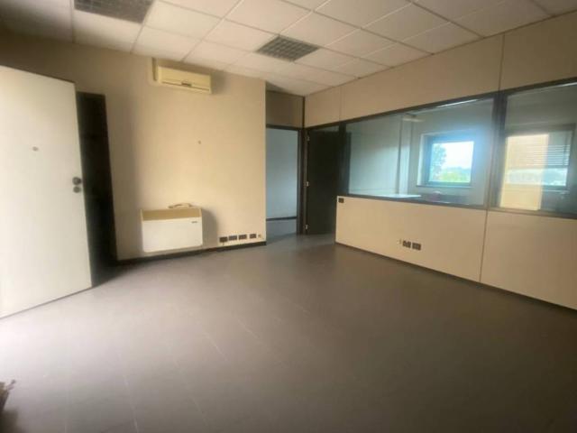 Locale Commerciale in affitto a Zone, Capannori