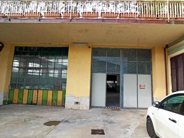 Locale Commerciale in affitto a Capannori, Lucca