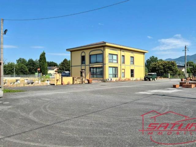 Locale Commerciale in affitto a Capannori, Toscana