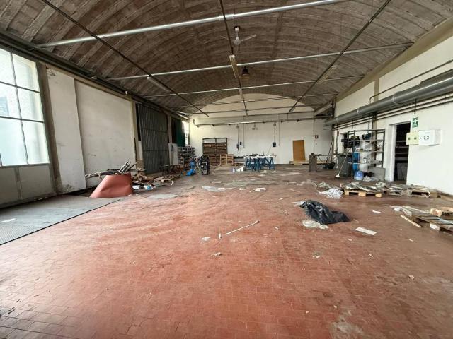 Locale Commerciale in affitto a Camigliano Santa Gemma, Capannori