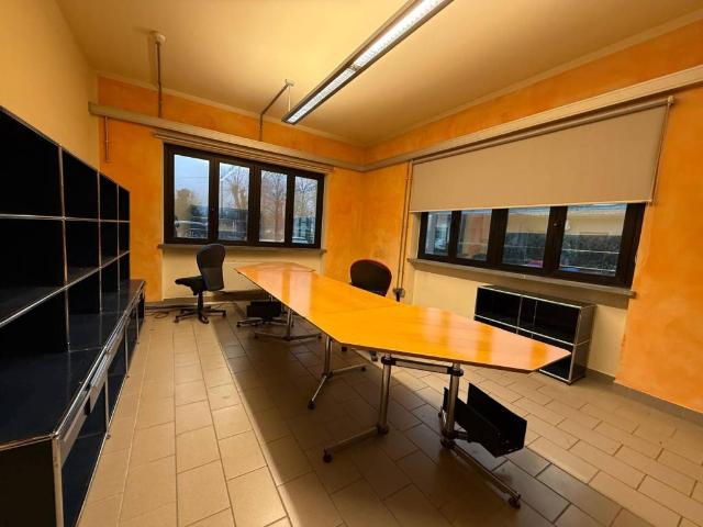 Locale Commerciale in affitto a Santa Margherita, Capannori