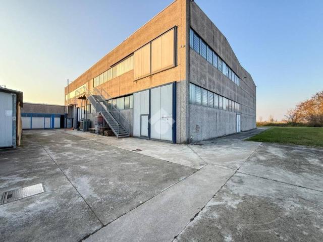 Locale Commerciale in affitto a Capergnanica, Lombardia