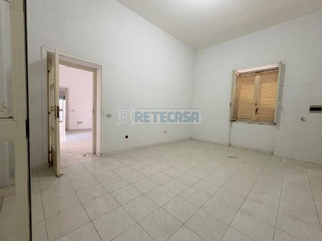 Locale Commerciale in affitto a Capodrise, Campania