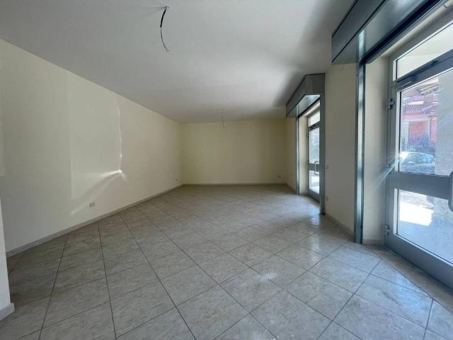 Locale Commerciale in affitto a Capodrise, Campania