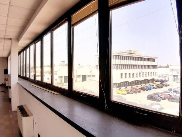 Locale Commerciale in affitto a Agrate Brianza, Lombardia