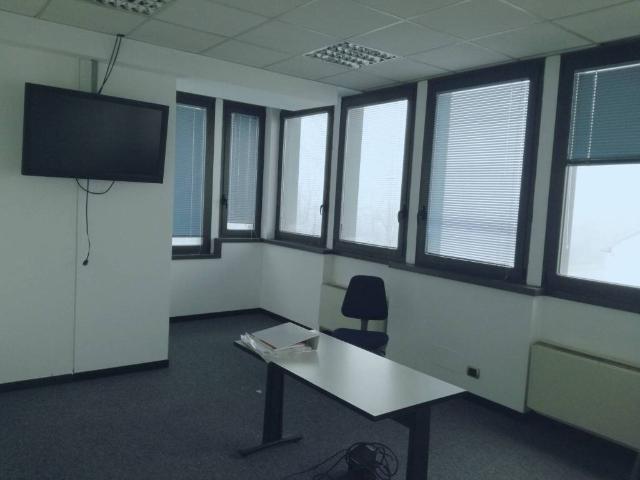 Locale Commerciale in affitto a Agrate Brianza, Lombardia