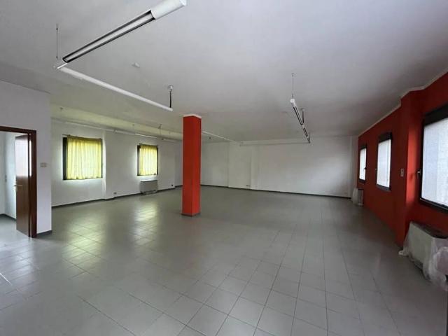 Locale Commerciale in affitto a Cappella Maggiore, Veneto