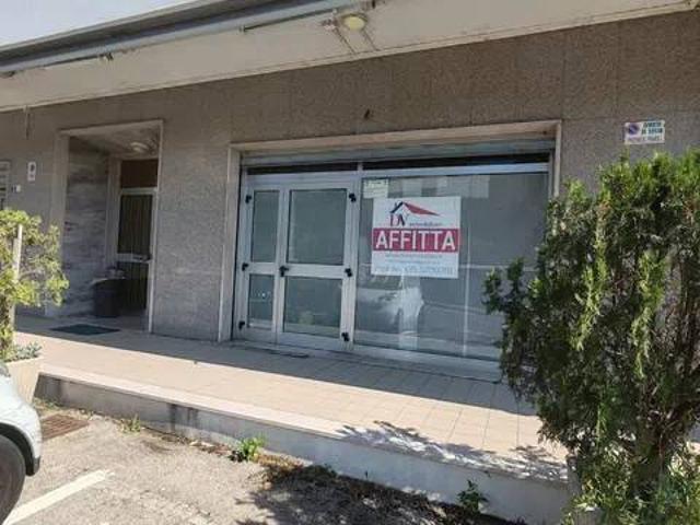 Locale Commerciale in affitto a Cappelle Sul Tavo, Abruzzo