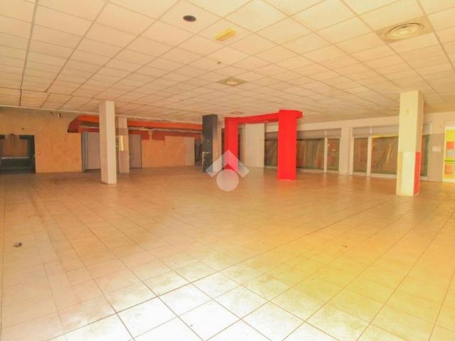 Locale Commerciale in affitto a Capriate, Capriate San Gervasio