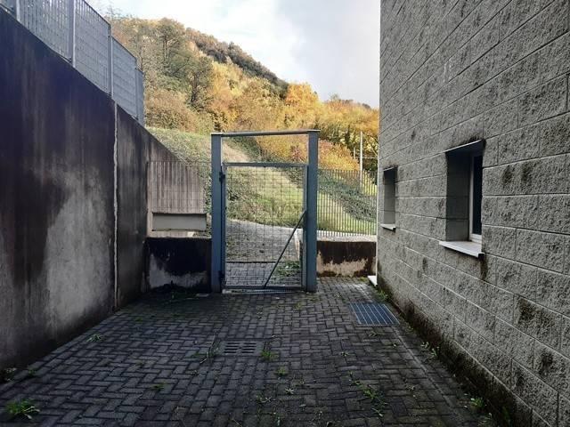 Locale Commerciale in affitto a Caprino Bergamasco, Lombardia