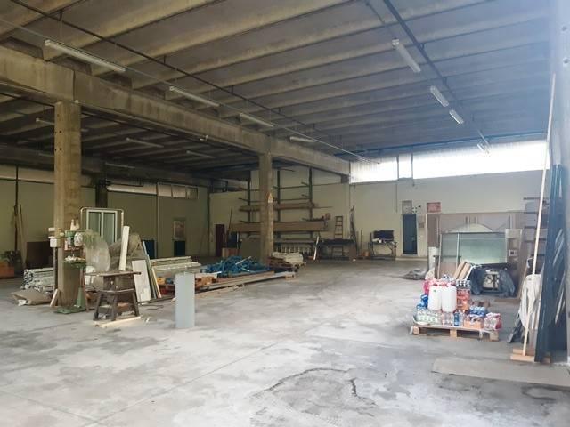 Locale Commerciale in affitto a Caprino Bergamasco, Lombardia