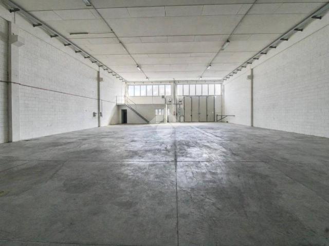 Locale Commerciale in affitto a Capriolo, Lombardia