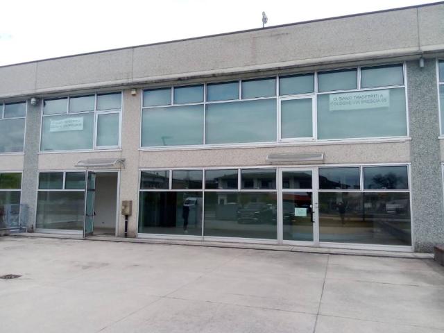 Locale Commerciale in affitto a Capriolo, Lombardia