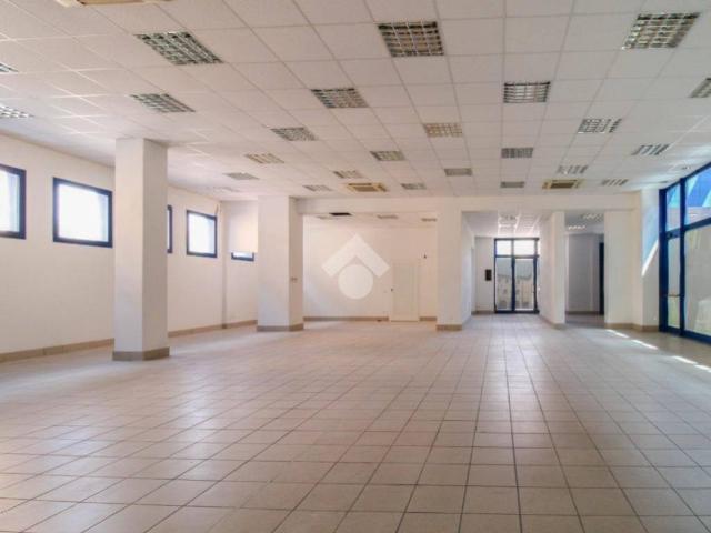 Locale Commerciale in affitto a Pirlotti, Capriolo