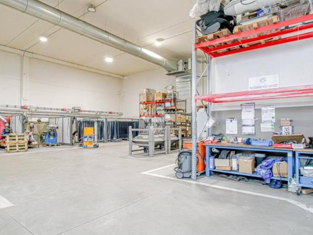 Locale Commerciale in affitto a Capriolo, Lombardia