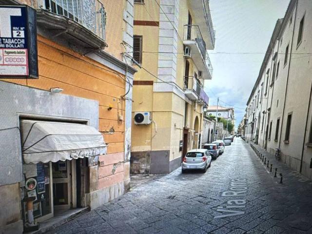Locale Commerciale in affitto a Capua, Campania