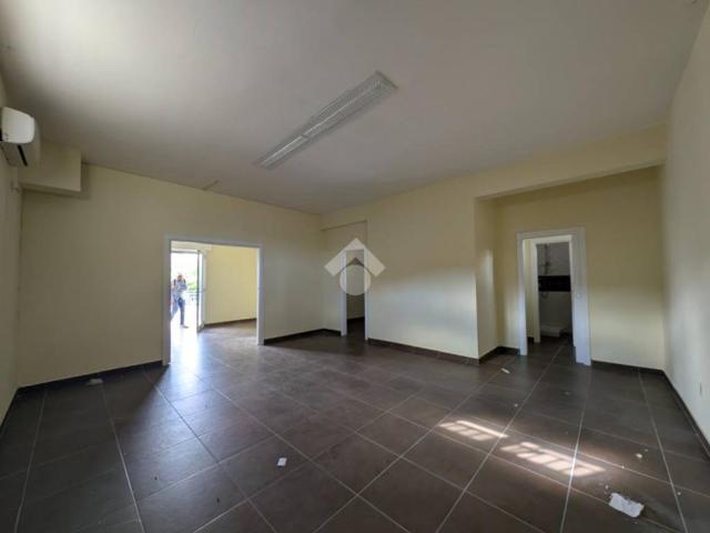 Locale Commerciale in affitto a Capua, Campania