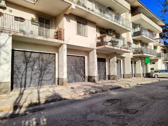 Locale Commerciale in affitto a Capua, Campania