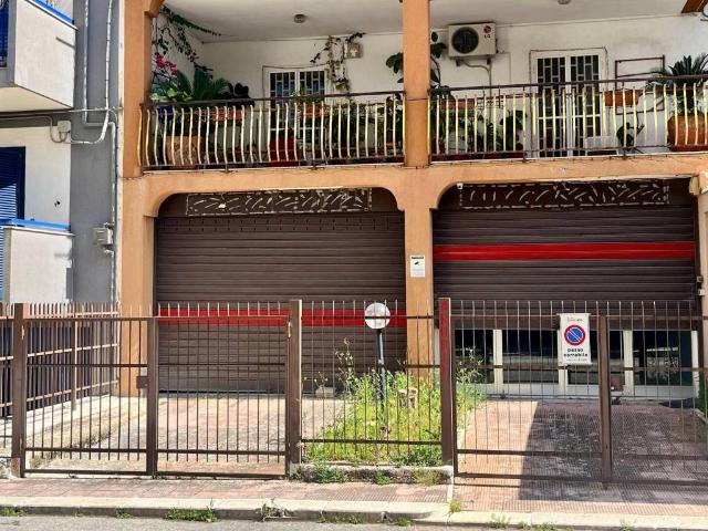 Locale Commerciale in affitto a Puglia, Bari