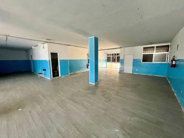 Locale Commerciale in affitto a Puglia, Bari