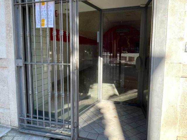 Locale Commerciale in affitto a Puglia, Bari