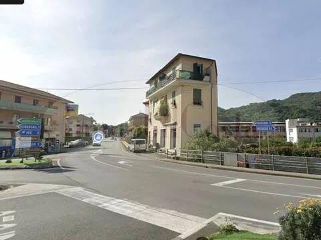 Locale Commerciale in affitto a Carasco, Liguria