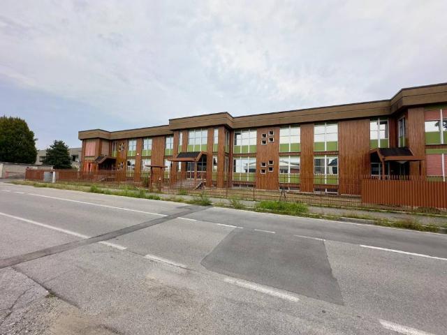 Locale Commerciale in affitto a Carate Brianza, Lombardia