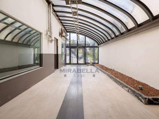 Locale Commerciale in affitto a Realdino, Carate Brianza