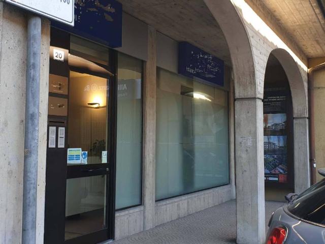 Locale Commerciale in affitto a Realdino, Carate Brianza