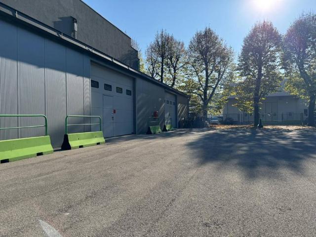 Locale Commerciale in affitto a Carate Brianza, Lombardia
