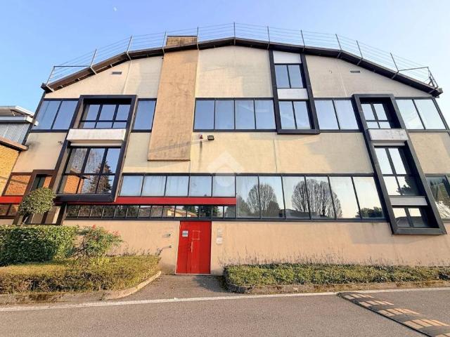 Locale Commerciale in affitto a Carate Brianza, Lombardia