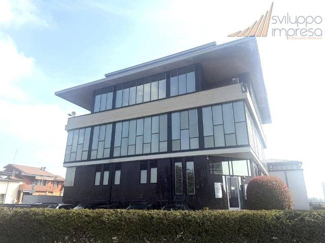 Locale Commerciale in affitto a Carate Brianza, Lombardia